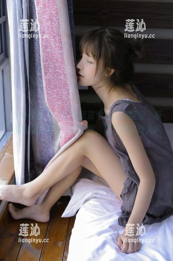 少女秩序 - 无圣光笼罩中的乐栀空姐，原图捕捉无与伦比的美丽，展现真实动人风采
