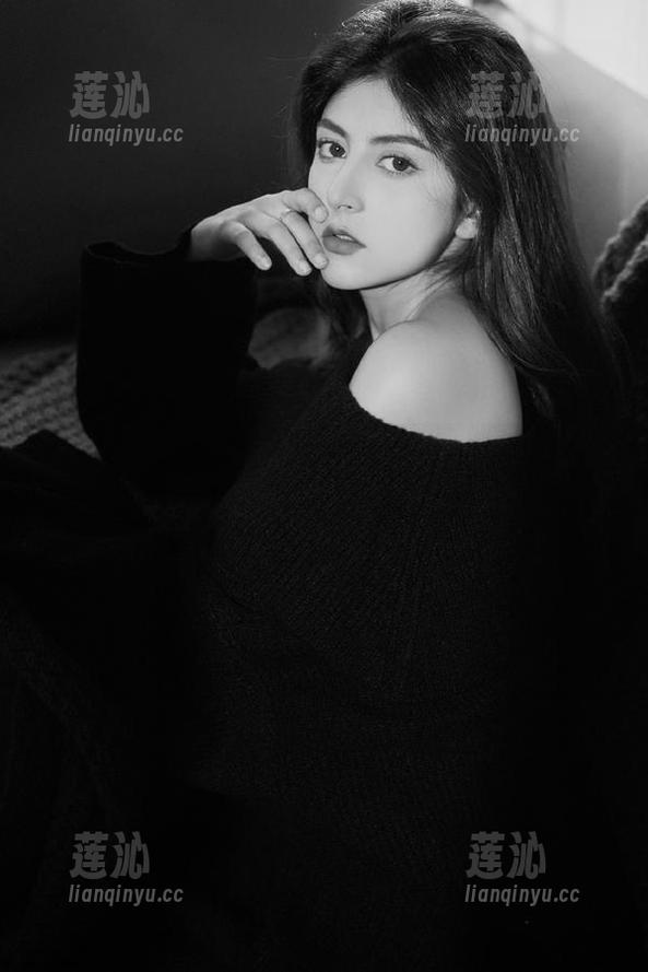 少女秩序带你领略白丝棕格裙的甜美视觉，精彩作品在图库中等你欣赏！