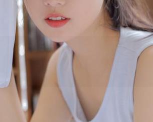 尤果网 - 看孟狐狸如何在红裙中摇曳生姿，写真照片中的优雅与俏皮并存！