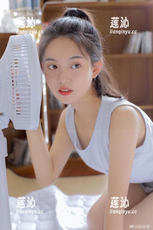 尤果网 - 看孟狐狸如何在红裙中摇曳生姿，写真照片中的优雅与俏皮并存！
