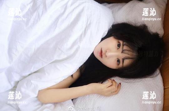 尤果网 - 相聚孟狐狸连体衣美图图包，体验每一套服装的独特魅力