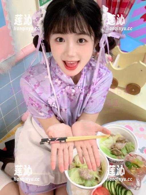 尤果网 - 李易童的纯白世界：壁纸合集，展现她不一样的艺术视角与风采。