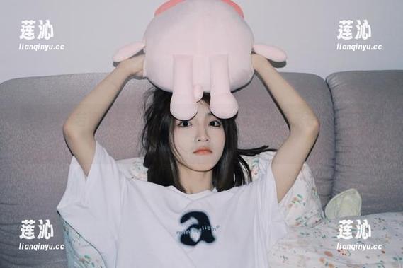 尤果网 - 若涵红裙写真资源，优雅姿态与动人风采在镜头下展现无遗