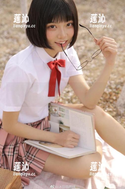 尤果网 - 探索郭婉祈的教室世界，精美图集带你领略绝美写真艺术！
