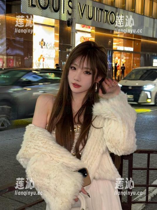 尤蜜荟 - Angela小热巴高跟鞋私房写真原图，揭示她时尚背后的独特风格与气场