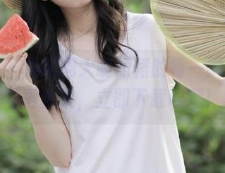 尤蜜荟 - 捕捉周大萌短裙的每一瞬，独家写真合集，立即下载收藏！