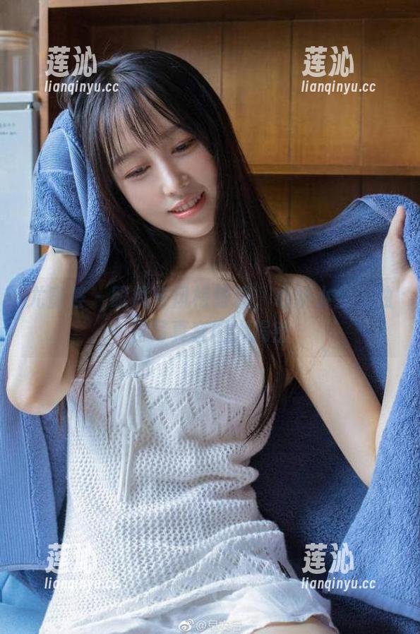 尤蜜荟 - 眼镜与风格碰撞，心妍小公主独特写真套图大揭密