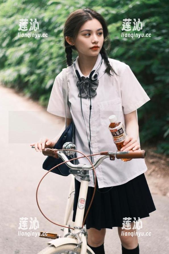 星颜社 - 看Emily尹菲的私房作品，感受她秘书身份下的时尚与个性风格！