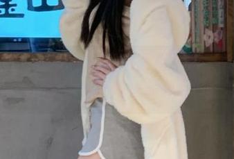 星颜社 - 黄寒娜的制服写真：图片展现她的无限魅力，时尚之旅从这里开始