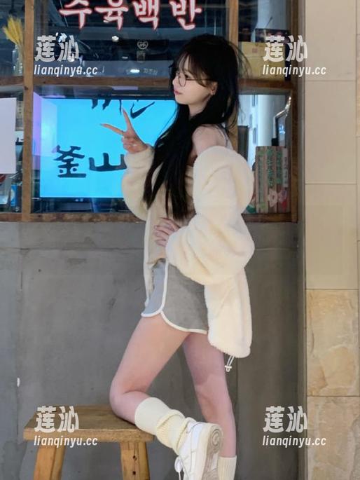 星颜社 - 黄寒娜的制服写真：图片展现她的无限魅力，时尚之旅从这里开始