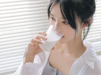 月下摄影 - 惊艳来袭：恰恰连体衣写真，限时免费下载，快来获取！