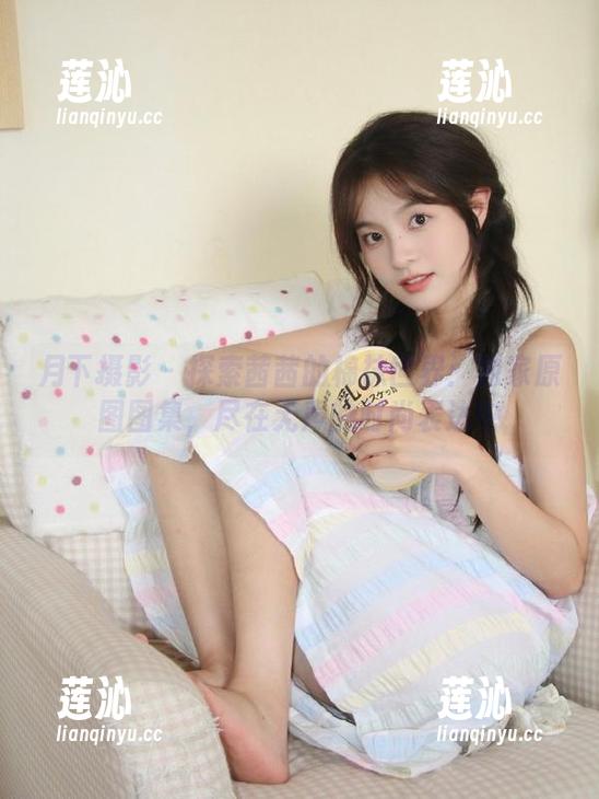 月下摄影 - 探索茜茜的棉袜世界：独家原图图集，尽在无声的时尚表达中