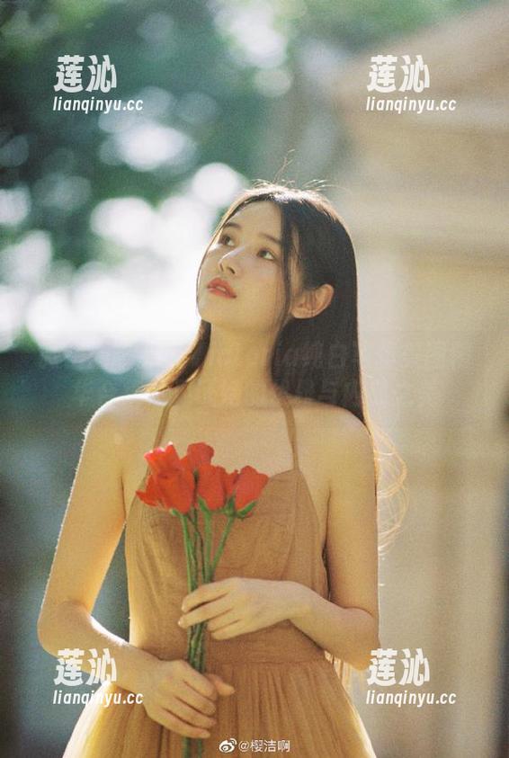 微密圈 - 果儿Victoria纯白写真美图精华合集，见证她的优雅与内敛之美