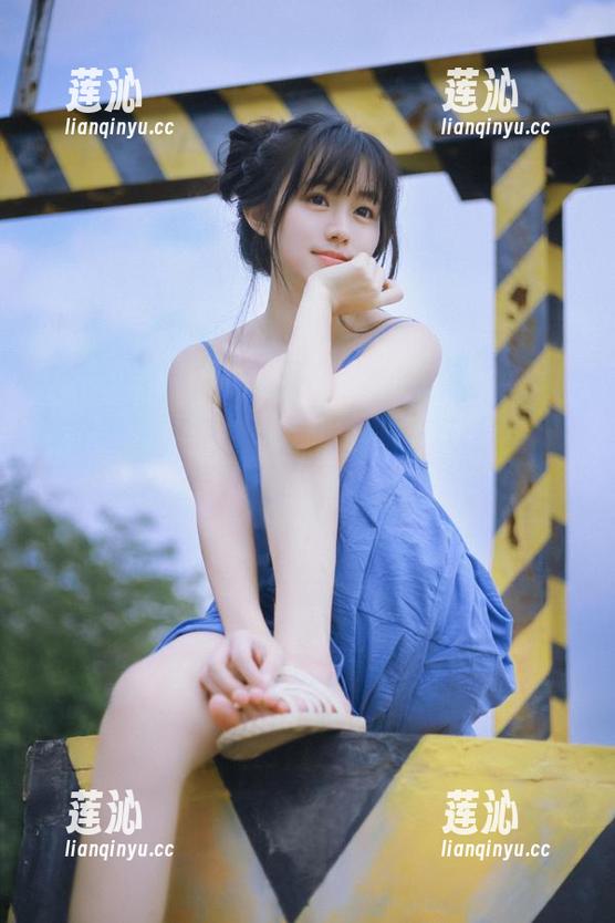 微密圈 - 私拍作品集：梦里一只喵的校服写真洋溢青春气息