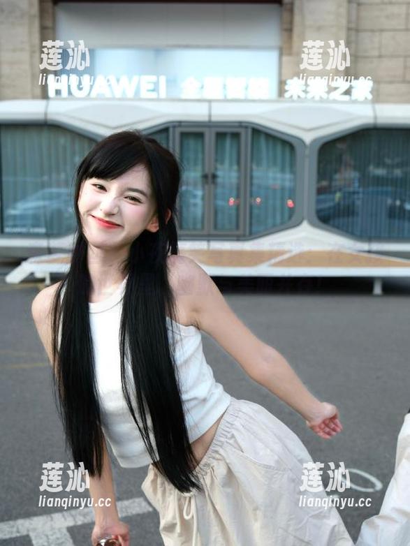 森萝财团 - 小夜搞笑写真集精选：在女孩的世界里，幽默与美丽并存！