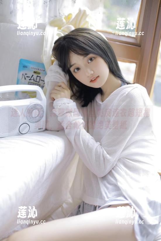迷人瞬间：森萝财团黑丝亮皮连衣超短裙美图，适合做你的绝美壁纸