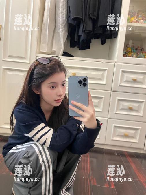 模范学院 - 办公室里的白子嫣nicky定制写真，尽展职场女孩的可爱风采！