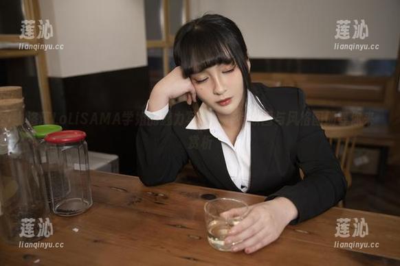 洛璃LoLiSAMA学姐的魅力写真，独特原图与风格图册等你来赏析
