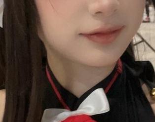 办公室里的浅安安：私房写真原图揭示都市女性的无限可能
