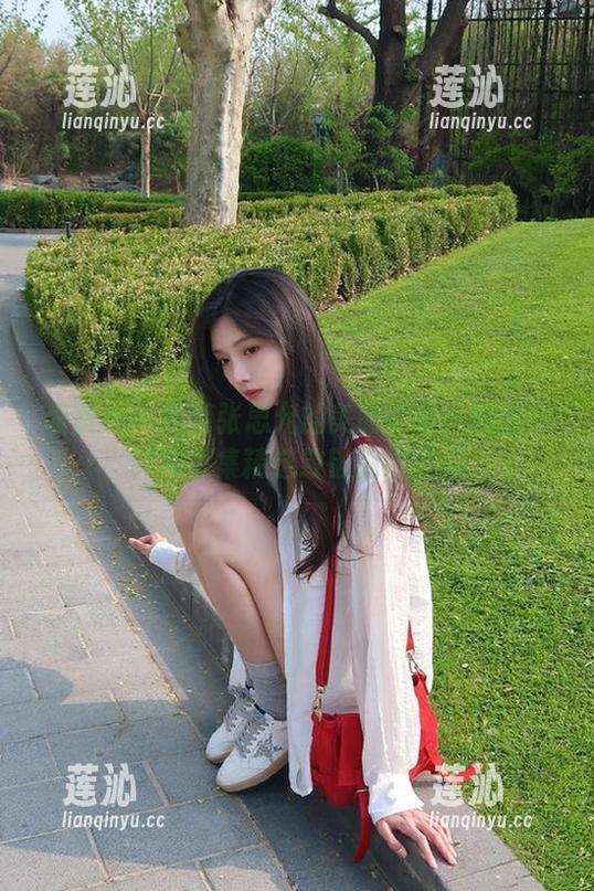 爱蜜社-张思允 爱蜜社 - 探索张思允的美丽宇宙:她的女神写真集精选致敬独特风格