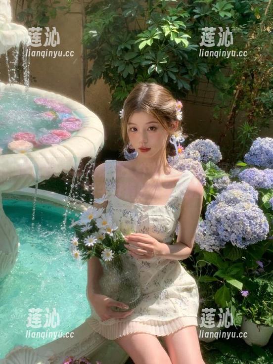 微密圈 - 时尚之旅：牛奶里的果汁高清套图与牛仔裤的缤纷碰撞