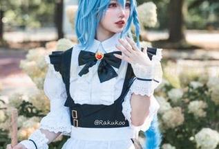 狐洛洛子私拍泳池写真，捕捉瞬间的温柔与活力