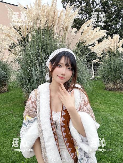 狐萝卜呦 狐萝卜呦以幽灵鲨为主题的写真,原图及下载呈现给你!