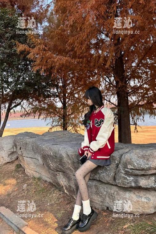 发现白莉爱吃巧克力的闺房JK魅力：动人原图与迷人照片分享