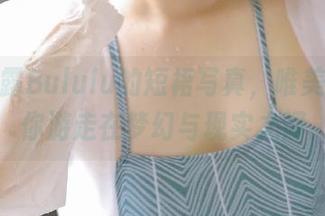 探索白露Bululu的短裙写真，唯美壁纸带你游走在梦幻与现实之间