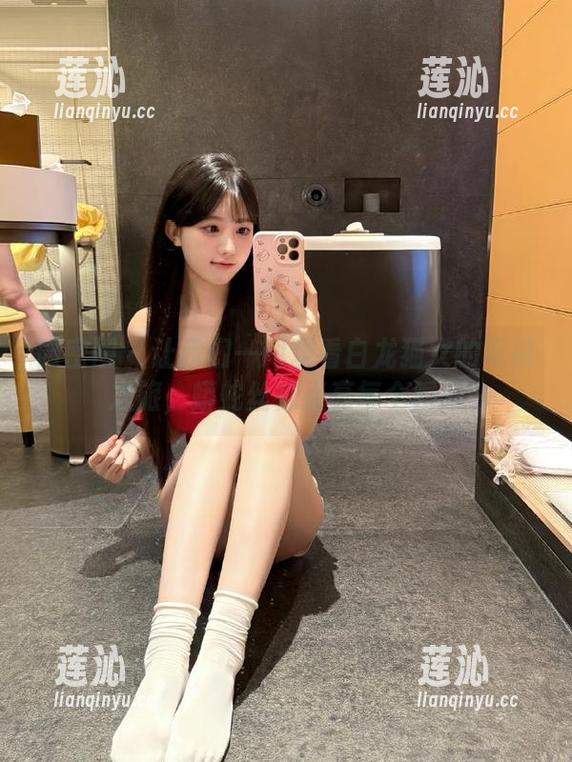 微密圈 - 让我们一同观看白龙猫女的写真之旅，蟒蛇丝袜点亮每个瞬间