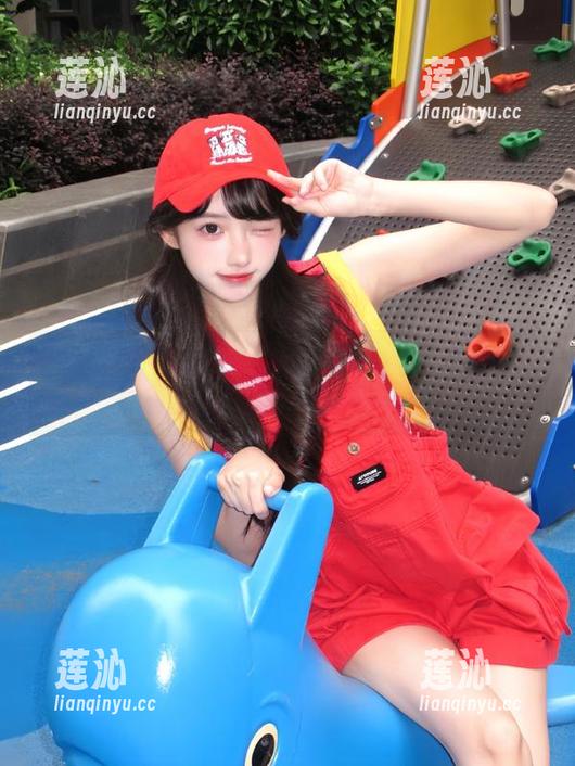 微密圈 - 白龙猫女黑丝黑靴写真合集：别致壁纸为你的桌面注入新鲜感