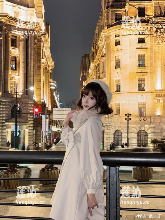 在粉白条纹小可爱的世界，祖木子写真图册让你瞬间变身快乐源泉！