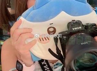 神沢永莉高清图包展示：绫蛋糕裙与吊带袜汐完美结合的绚丽瞬间