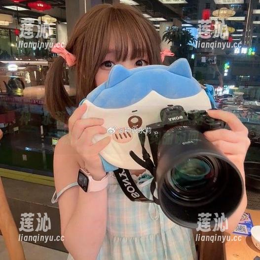 神沢永莉高清图包展示：绫蛋糕裙与吊带袜汐完美结合的绚丽瞬间