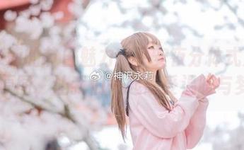 神沢永莉的节日魅力：平安夜分体式泳衣cos原图，让我们一起感受温暖与梦幻