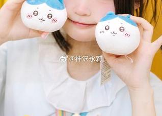 探索神沢永莉灰丝花裙子背后的故事，高清原图与壁纸赠送