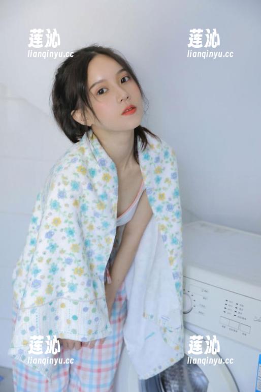 秀人网 - 探索Candy糖糖的奶牛写真合集，观看她如何将日常变成艺术之美！
