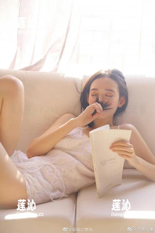 秀人网 - FoxYini孟狐狸的私拍女王合集：让你领略她的无限风采