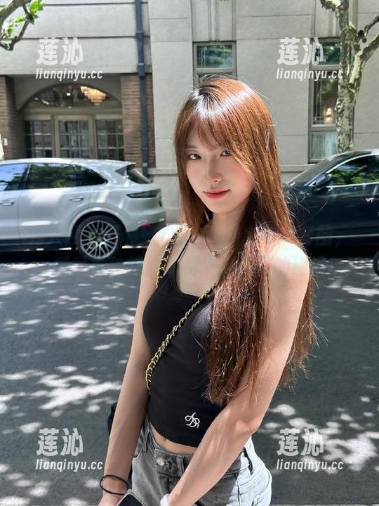 秀人网 - 严利娅Yuliya修女写真套图，感受她独特韵味和个人风格的碰撞