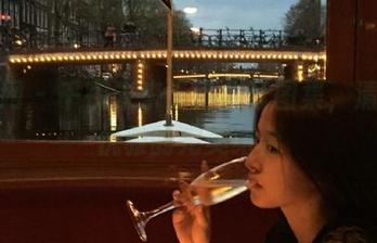 秀人网 - 千夜未来泳池全套图集，清爽与优雅的完美结合