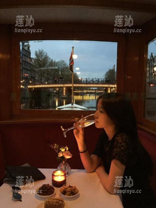 秀人网 - 千夜未来泳池全套图集，清爽与优雅的完美结合
