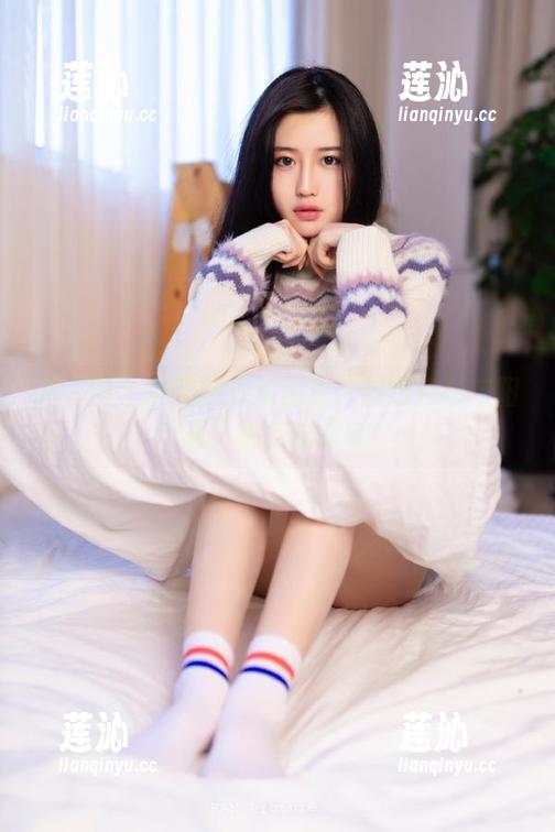 秀人网 - 叶佳颐泳池图包：缤纷色彩与阳光下的自由灵魂