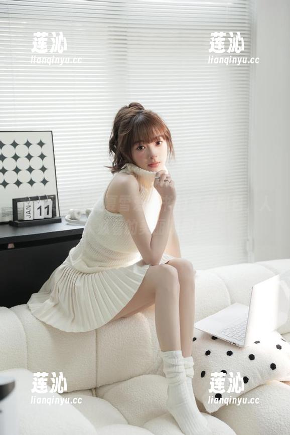 秀人网 - 探索夏雪爱秘书的写真图包，人人必看的美丽瞬间！