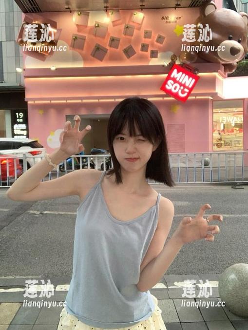 秀人网 - 奶茶味的包子制服写真，原图里的照片散发着无尽的青春活力