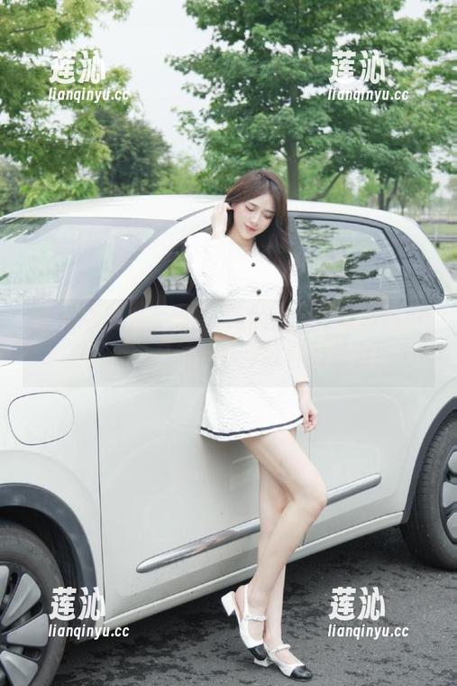 秀人网 - 在安妮Tess的白丝写真图册中，感受夏日的清新与纯粹的魅力！