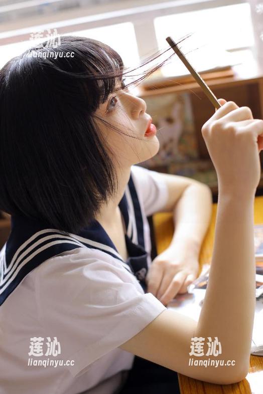 秀人网 - 免费分享小夕Kitty的裸足写真作品，感受她自然裸足与个性魅力