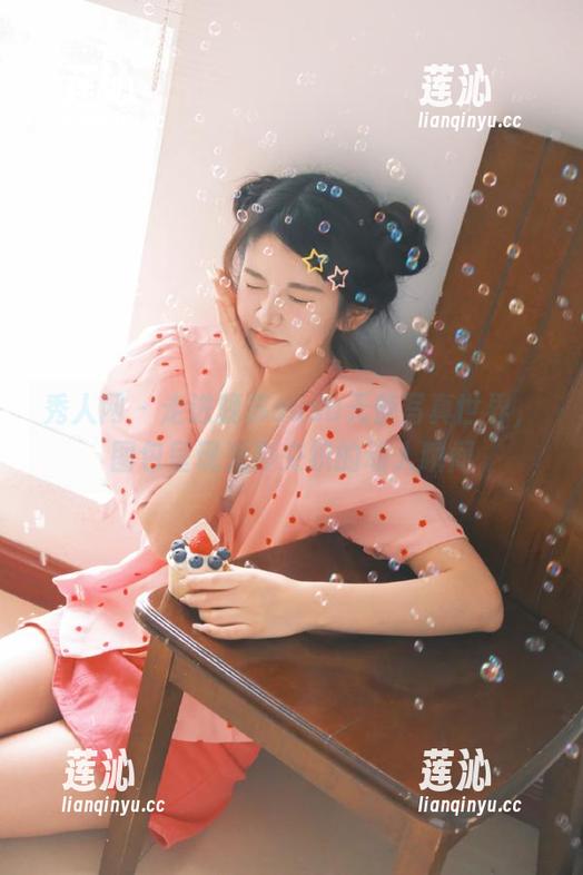 秀人网 - 走进晚苏susu天使写真世界，图包呈现光影交织的动人瞬间