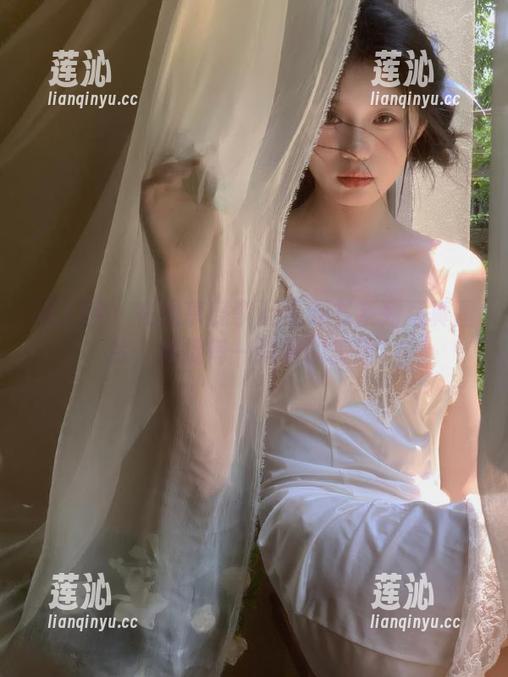 秀人网-李七喜 秀人网 - 在线享受李七喜秘书系列写真图片,捕捉每一瞬间的美丽!