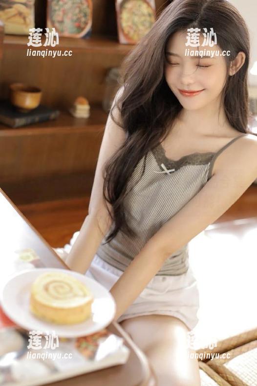 秀人网 - 果儿victoria天台写真作品合集分享：探索青春与自由的无限可能！