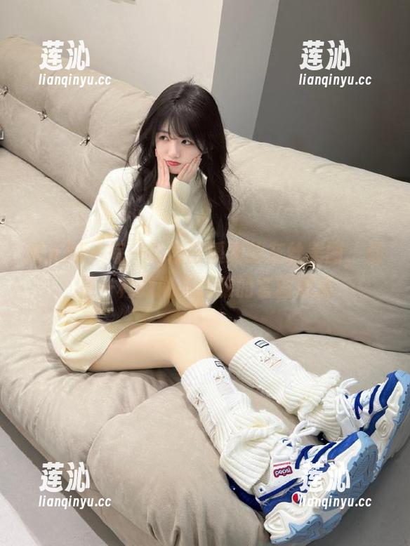 秀人网-油田溪溪 秀人网 - 每一幅油田溪溪的灰丝美图,都是一种时尚与优雅的套图表达